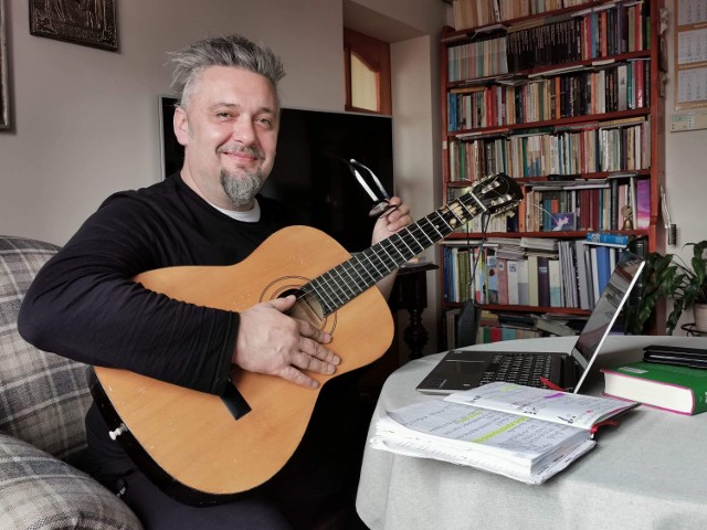 Tomasz Śróda gra na gitarze. Zainspirowany internetowym hitem ułożył kolejne zwrotki o koronawirusie