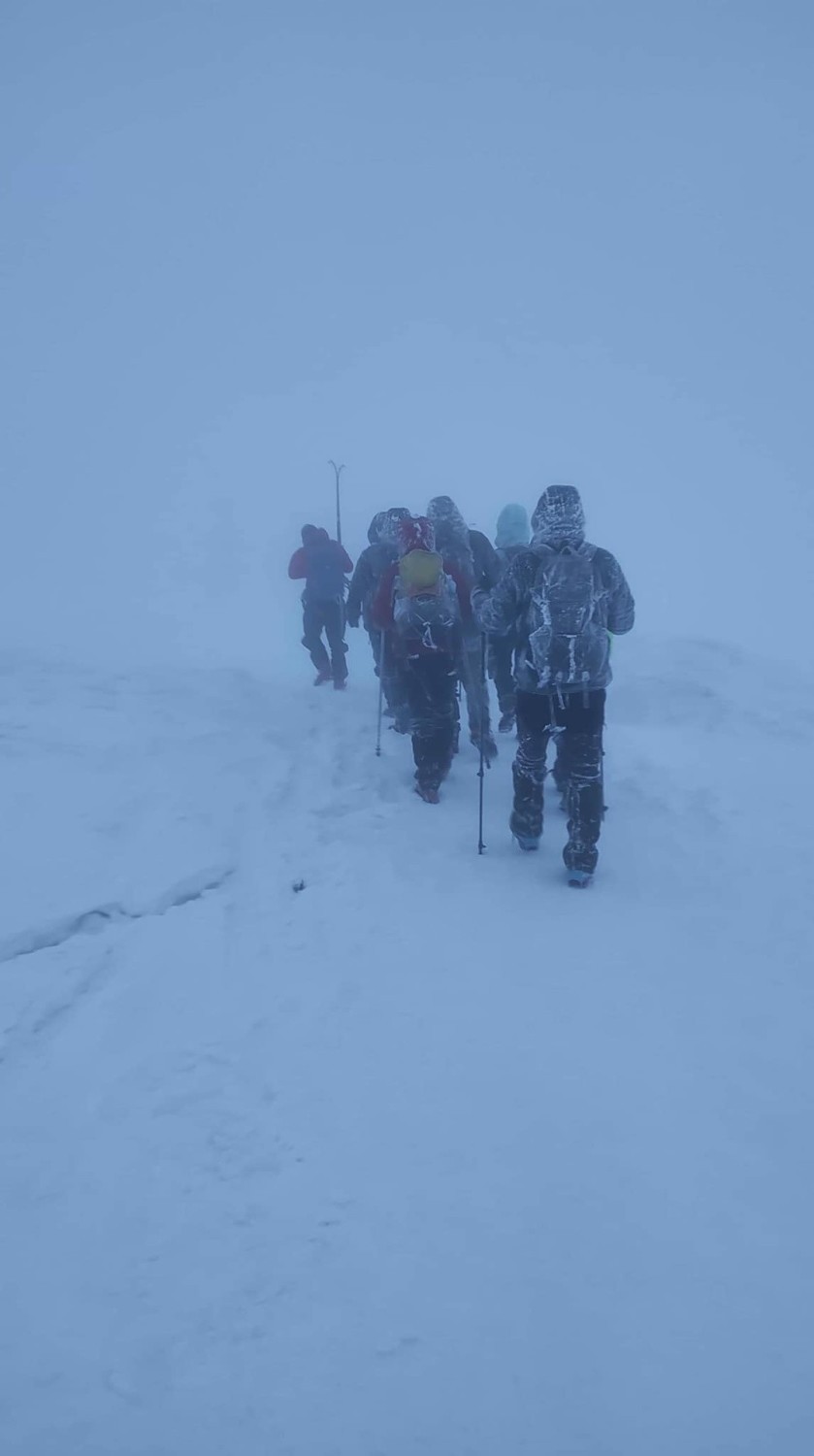 Akcja ratunkowa Babiej Górze. GOPR w trudnych warunkach sprowadził grupę turystów i mężczyznę, który zabłądził w okolicach szczytu
