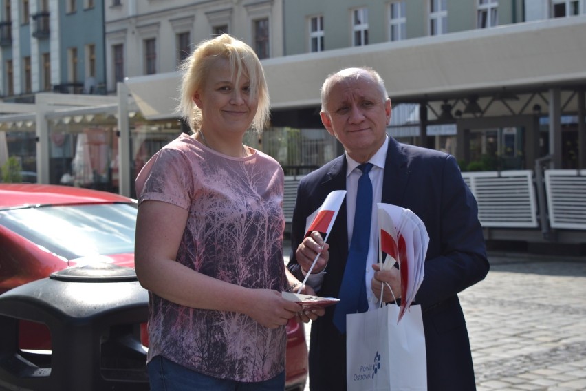 Starosta Ostrowski wraz z radnymi rozdał 700. flag z okazji Dnia Flagi Rzeczypospolitej Polskiej 