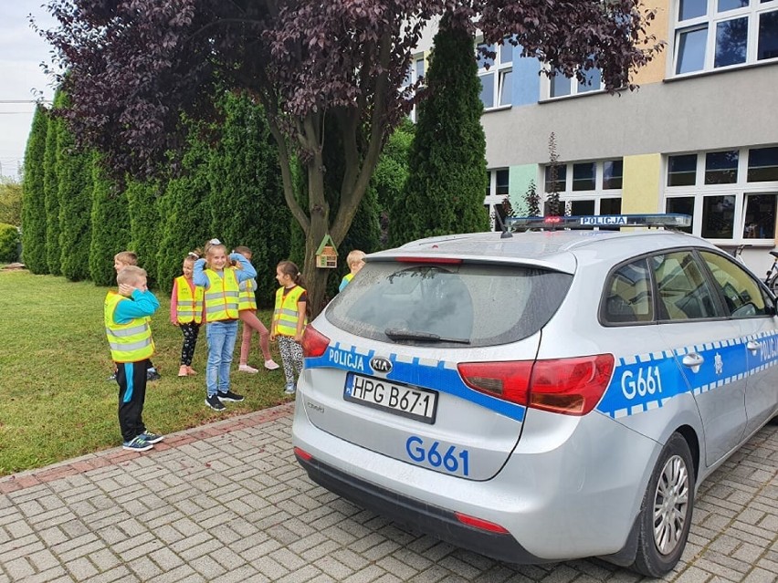 Policjanci spotkali się z uczniami ze szkół podstawowych w Gromcu i Żarkach. Przypomnieli o zasadach bezpieczeństwa na drodze 