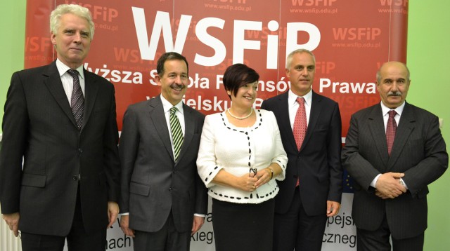 Pamiątkowe zdjęcie. Od lewej prod. Jan Ostoj, ambasador Stephen Mull, poseł Mirosława Nykiel, prof. Jacek Binda, prezydent miasta Jacek Krywult.