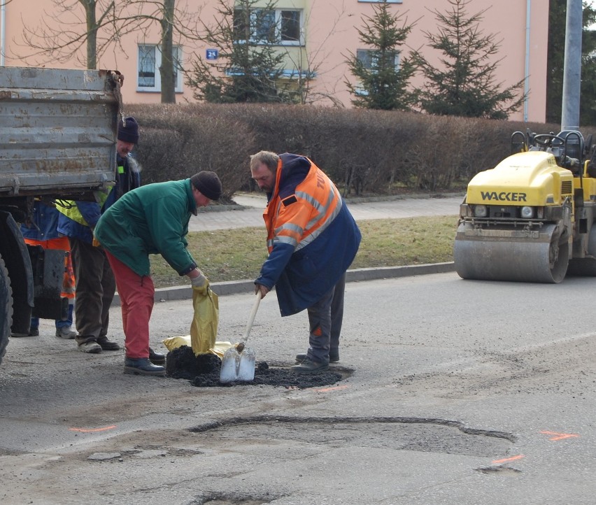 Drogowcy już łatają dziury w Nowym Dworze Gdańskim. Zobacz zdjęcia