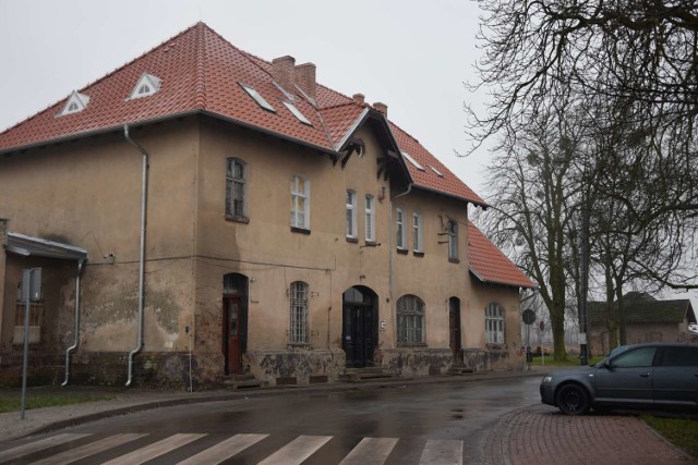 Po otoczeniu dworca w Skokach przyszedł czas na bryłę obiektu. Budynek ma już nowy dach. Planowane są kolejne prace.