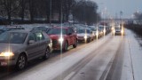 Zima w Piotrkowie. Bardzo śliskie ulice powodują duże utrudnienia w ruchu. W wielu miejscach tworzą się korki. ZDJĘCIA