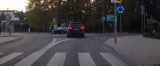 Rondo w Żorach: Leniwy kierowca przejeżdża przez rondo w Śródmieściu [FILM, FOTO]