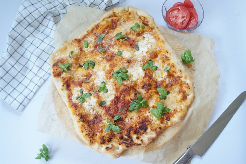 Domowa pizza Margherita to prosty przysmak, który zrobisz z...
