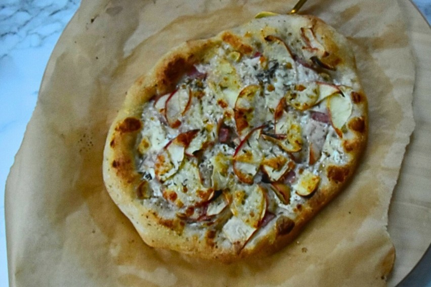 Domowa pizza biała to placek bez użycia sosu pomidorowego....