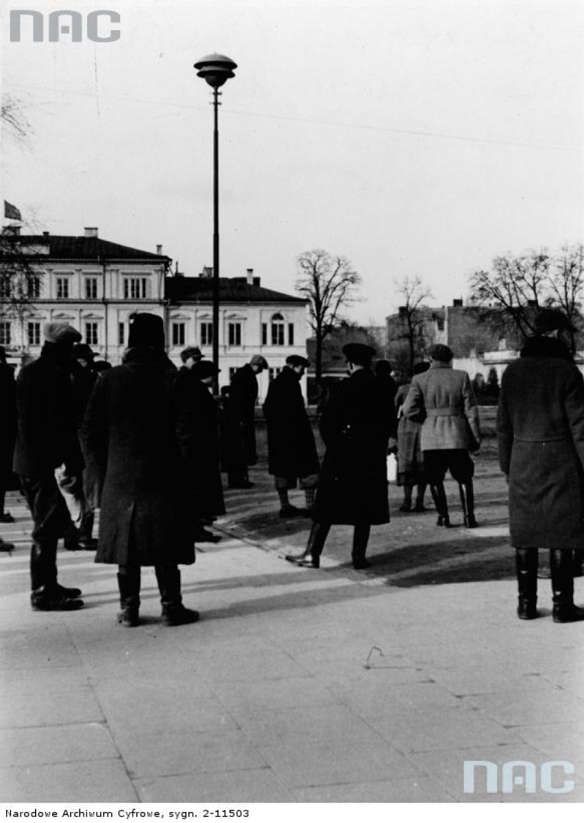 Ludność Lublina podczas słuchania wiadomości nadawanych...