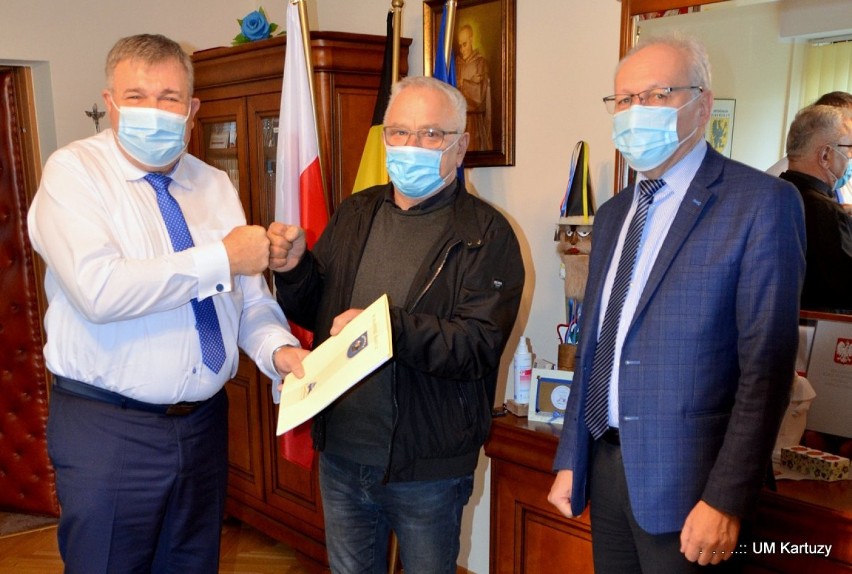 Kolejne inwestycje drogowe w gminie Kartuzy - burmistrz podpisał umowy z trzema wykonawcami