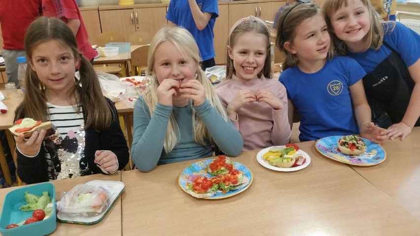 Dzień Zdrowego Śniadania w Szkole Podstawowej numer 28 w Kielcach. Dzieci z klasy drugiej wiedzą, co jest pyszne i zdrowe. Zobacz zdjęcia