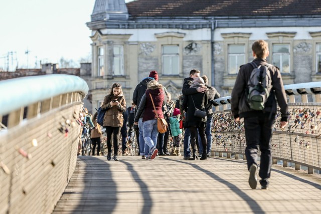 Podczas spaceru dowiecie się m.in.:

- gdzie Komendant odwiedził drugą żonę i zapoznał pierwszą córkę,
- jak wygląda najdziwniejszy taras widokowy w stolicy i co można z niego podziwiać,
- w którym miejscu prawdziwe okna prowadzą do zmyślonego zamczyska,
- co zostało z najstarszego przykościelnego cmentarza w Warszawie i kto na nim leży,
- gdzie gość za cwany mógł w unrę się odziać,
- jak niemieccy urzędnicy zarabiali na polskim nieszczęściu,
- komu eleganckie warszawianki powierzały swoje majtki,
- jak dziś wygląda przedwojenny squat w dawnej fabryce obuwia,
- co znajdziemy w otoczeniu najładniej pachnącego skrzyżowania w całej Warszawie,
- gdzie znajduje się najbardziej wystrzałowa kamienica w mieście,
- w którym miejscu funkcjonowały kina o ciekawych nazwach „Bomba”, „Kamionek” i „Drops”. 

Zbiórka się przed gmachem Teatru Powszechnego im. Zygmunta Hübnera, na skwerku u zbiegu alei Zielenieckiej i ul. Zamoyskiego o godzinie 12:30