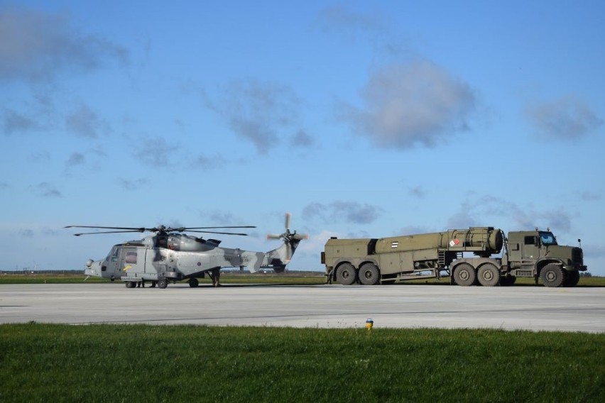 W Suwałkach na lotnisku wylądowały dwa brytyjskie helikoptery. Piloci chcieli uzupełnić paliwo. Zobacz zdjęcia