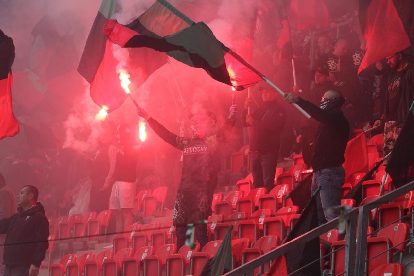 Mecz GKS Tychy - Widzew Łódź przez gryzący dym i racowisko.