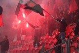 Gryzący dym spowił stadion. Mecz GKS Tychy - Widzew Łódź. Hit Fortuna 1. Ligi został przerwany. 