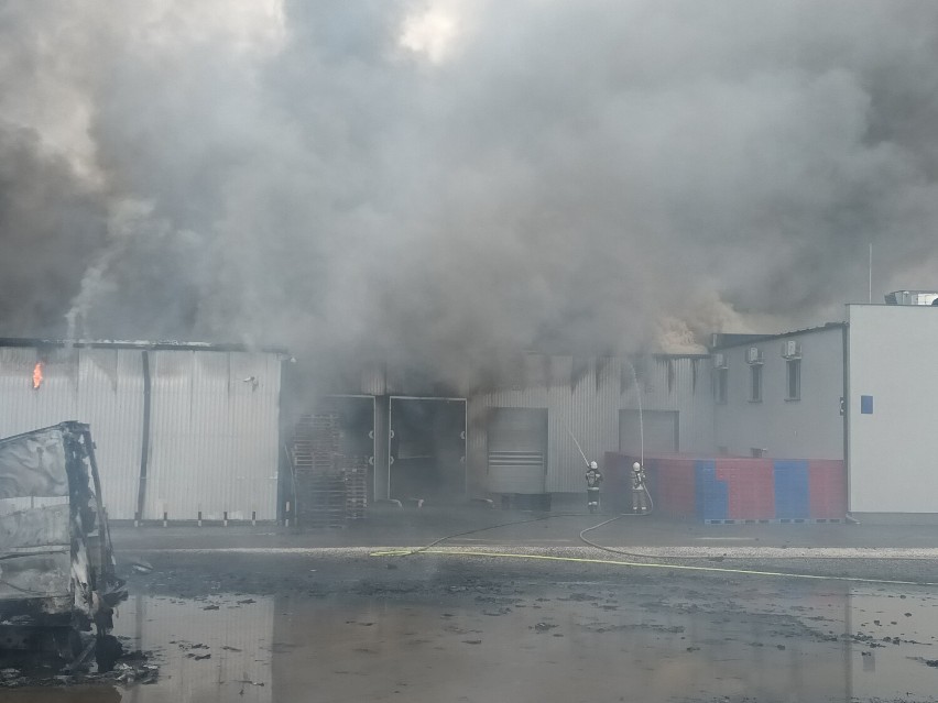 Wielki pożar firmy produkcyjnej w Starej Tuchorzy. Koniec akcji gaśniczej. Ogromne straty [ZDJĘCIA]