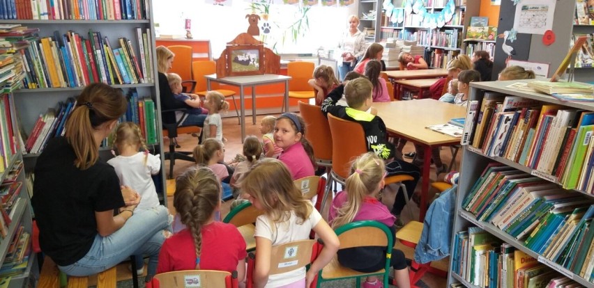 W bibliotece fajnie jest… czyli wakacyjne zajęcia dla dzieci w Obrze