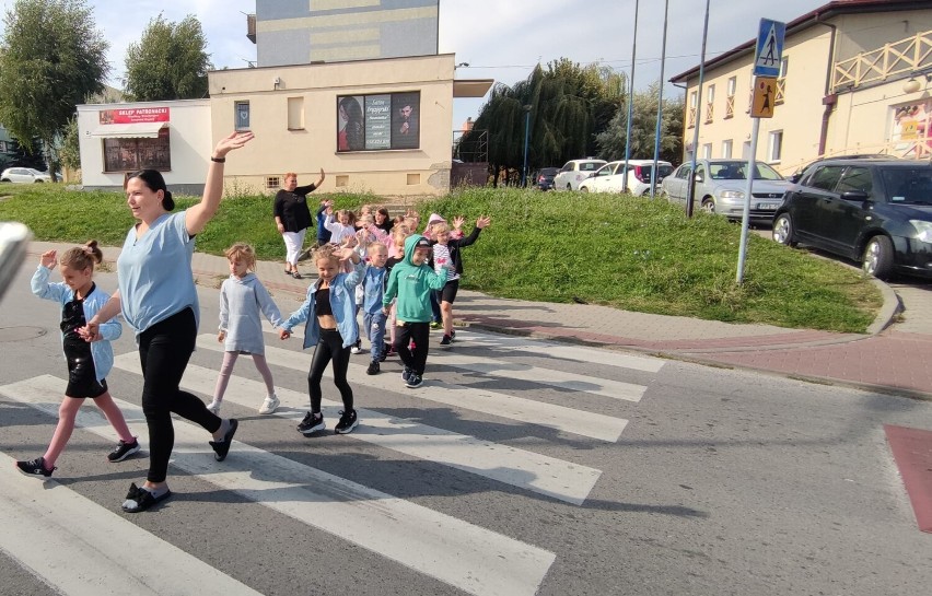 Pleszew. Akcja "Pomachaj kierowcy" w Pleszewie. Dzieci uczyły się bezpiecznych zachowań na drodze    