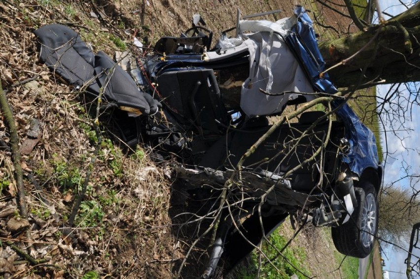 Wypadek w Kozarowie. Nie żyje kierowca BMW. Jego auto rozpadło się (zdjęcia)