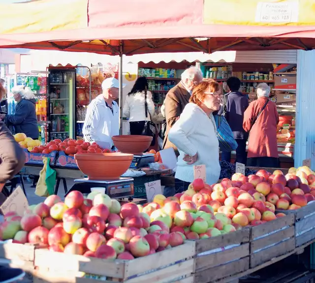 a będzińskim targowisku można kupić m.in. owoce, warzywa oraz odzież