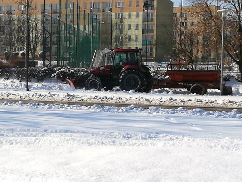 Chrzanów tonie w śniegu. Firmy odśnieżające miasto nie radzą sobie [ZDJĘCIA]