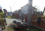 Pogórska Wola. Poważny wypadek z udziałem motocyklisty na drodze powiatowej pod Tarnowem. Kierowca jednośladu trafił do szpitala