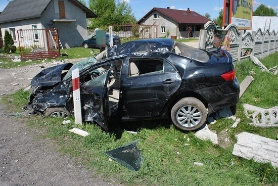 Wypadek koło Żarnowa. Toyota zderzyła się z ciężarówką