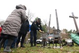 Strażnicy miejscy z gdyńskiego Ekopatrolu zaprezentowali mieszkańcom, jak palić w piecu, aby nie zatruwać środowiska ZDJĘCIA