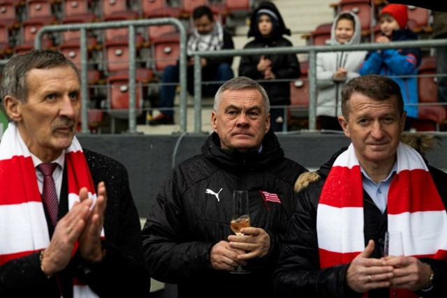 Kadr z Treningu Noworocznego Cracovii, od lewej: Stefan Majewski, Jacek Zieliński i Ireneusz Raś (wiceminister sportu)