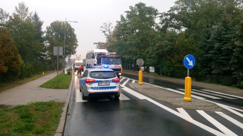 Wypadek na krajowej 39 w Namysłowie. Bus uderzył w ciężarówkę. Trzy osoby trafiły do szpitala