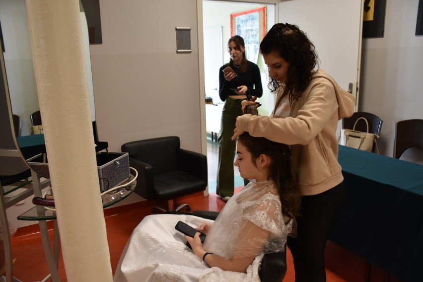 Młodzi fryzjerzy z regionu rywalizowali w Międzyszkolnym Konkursie Fryzjerskim w Zespole Szkół Zawodowych im. Zesłańców Sybiru. FOTO, WIDEO