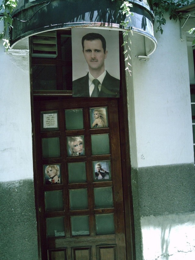 Portret prezydenta Syrii na drzwiach prywatnego domu.