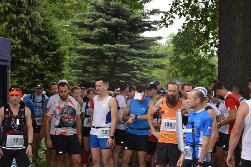 Stu trzydziestu biegaczy wystartowało w III Półmaratonie Szlakiem Riese w Głuszycy