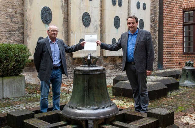 Hans Manek (po lewej) prezentuje odnaleziony dzwon.