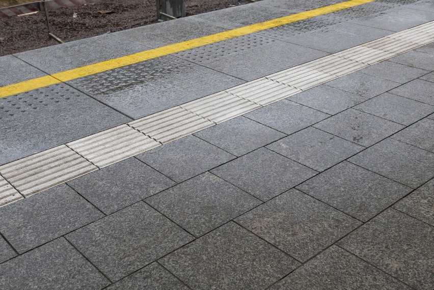 Remont dworca Warszawa Zachodnia. Pasażerowie skarżą się, że przecieka dach na nowo otwartym peronie dworca. Wykonawca monitoruje temat