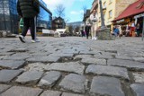 Zakopane. Krupówki się sypią. Odpada bazaltowa kostka i zaprawa. Będzie remont na deptaku