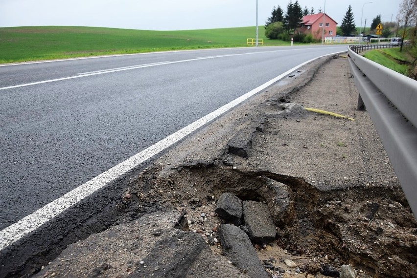 Jabłowo. Rozmyte pobocze i skarpa wyremontowanej w zeszłym roku drogi wojewódzkiej. Dziś naprawa AKTUALIZACJA