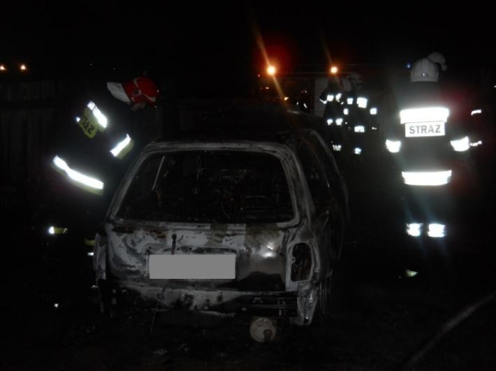 Spalił się samochód w Maciejewie (gm. Rozdrażew). ZDJĘCIA