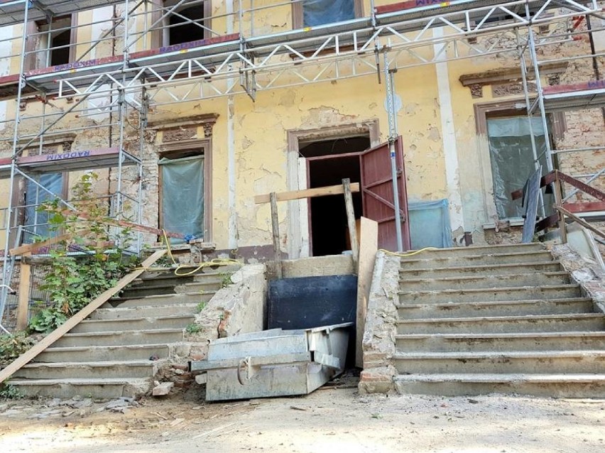 Sejmik przyznał pieniądze na remont schodów pałacu w Suchej...