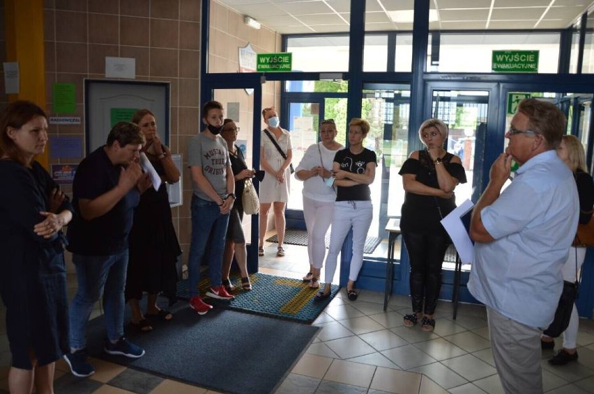 Protest rodziców przyniósł skutek. W I LO w Wieluniu będzie pięć klas pierwszych, a nie cztery ZDJĘCIA