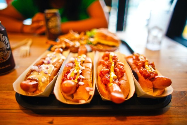 Hot dog to bardzo popularne danie. Sprawdź, na jakie składniki postawić!>>>