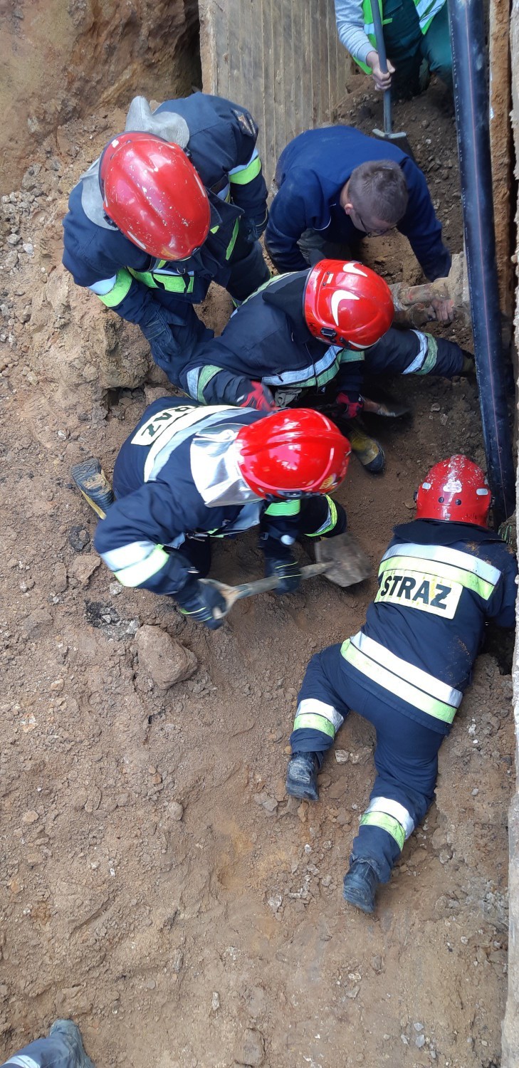 Wypadek w Wierzchlesie. Strażacy uratowali mężczyznę przysypanego ziemią [AKTUALIZACJA, FOTO]