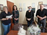 Nauczyciele i pracownicy Zespołu Szkół Ponadgimnazjalnych w Poddębicach pomagają Poddębickiemu Centrum Zdrowia (ZDJĘCIA)