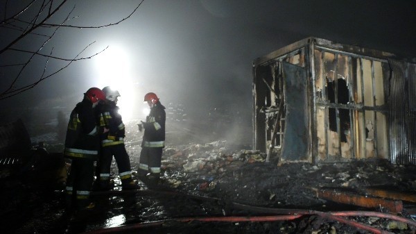 Pożar Wyskitna: 62-latek spłonął w kontenerze [ZDJĘCIA]