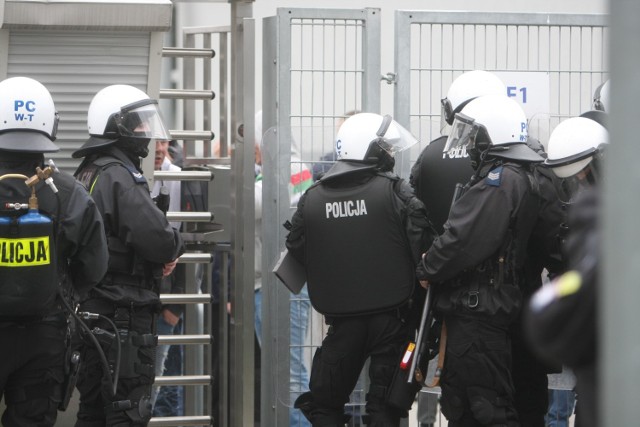 W galerii prezentujemy zdjęcia kibiców stojących przed stadionową bramą - co istotne, burdy dopuściła się tylko grupka kibiców. Wielu z nich, nie brała udziału w utarczkach z policją.