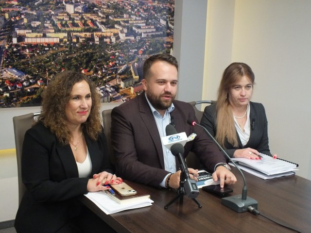 Podczas konferencji prasowej w gabinecie prezydenta miasta, od lewej: Elżbieta Gralec- wiceprezydent, Marek Materek- prezydent, Beata Pawłowska- skarbnik miasta