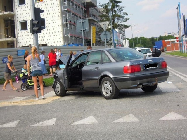 W piątek na skrzyżowaniu ulic Wyszyńskiego i Pawłówka doszło do kolizji drogowej. Obywatel Ukrainy uderzył w audi