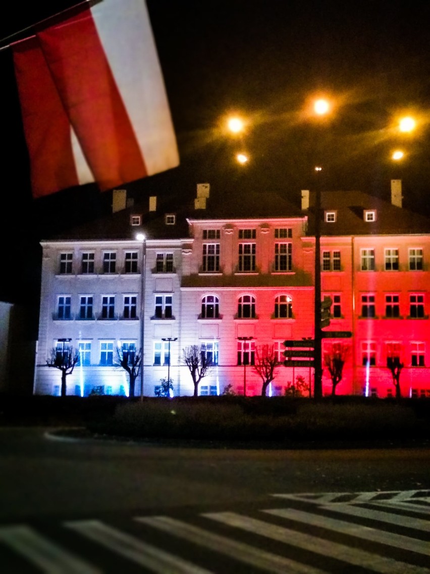 W narodowe barwy przyozdobiono m.in. filharmonię, urząd...