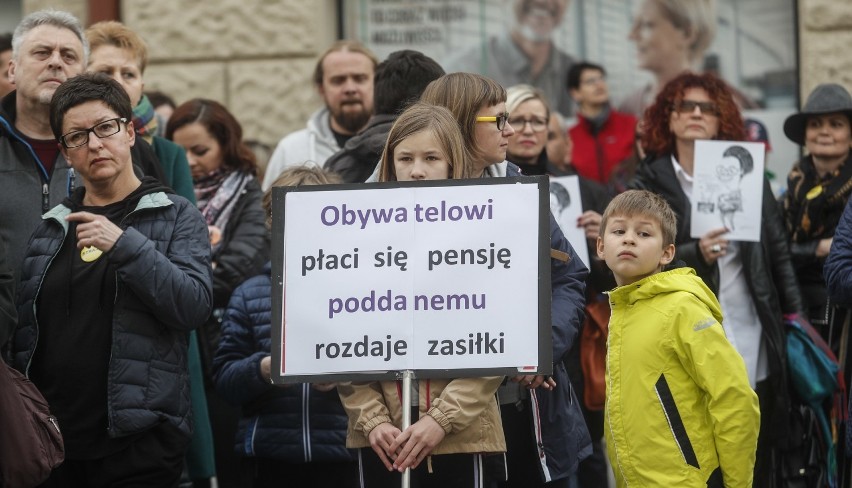 Pikieta poparcia dla strajku nauczycieli w Rzeszowie.