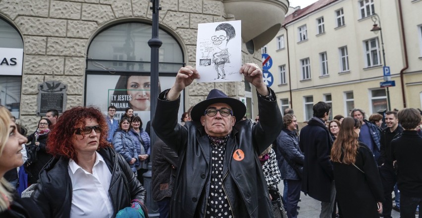 Pikieta poparcia dla strajku nauczycieli w Rzeszowie.