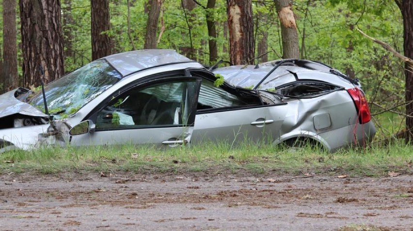 Pod Goleniowem dachował nissan. Kierowca - pijany! [ZDJĘCIA]